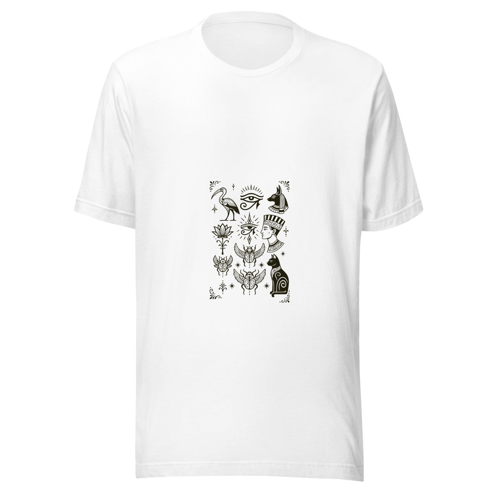 Maglietta unisex bianca vista di fronte. Un ibis, due occhi stilizzati, una testa canina, un fiore, un profilo regale, tre scarabei e un gatto si distribuiscono fra piccoli ornamenti. Mockup del capo completo.