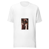 Maglietta unisex bianca vista di fronte. Due personaggi immaginari si guardano, identificati dalle scritte Iraq e Palestine e dalle rispettive bandiere. Mockup del capo completo.