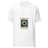 Maglietta unisex bianca vista di fronte. Una tazzina vista dall’alto proietta un’ombra diagonale su un riquadro verde. Mockup del capo completo.