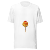 Maglietta unisex bianca vista di fronte. Pasta lunga, salsa rossa e piccoli frammenti verdi si avvolgono intorno a una forchetta. Mockup del capo completo.