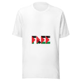 Maglietta unisex bianca vista di fronte. Quattro lettere compongono FREE attraverso triangoli rossi e campiture nere, verdi e chiare. Mockup del capo completo.