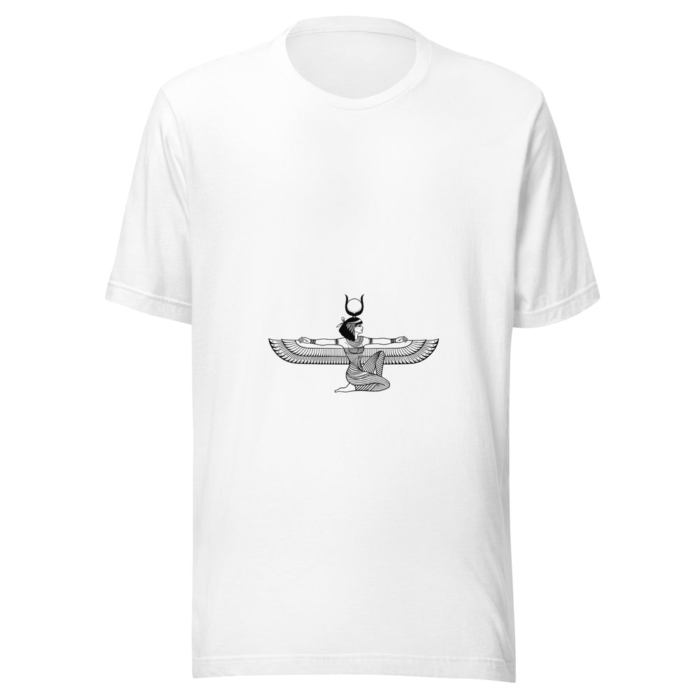Maglietta unisex bianca vista di fronte. Una figura femminile inginocchiata tende le braccia lungo due grandi ali, con un disco fra le corna sopra il capo. Mockup del capo completo.