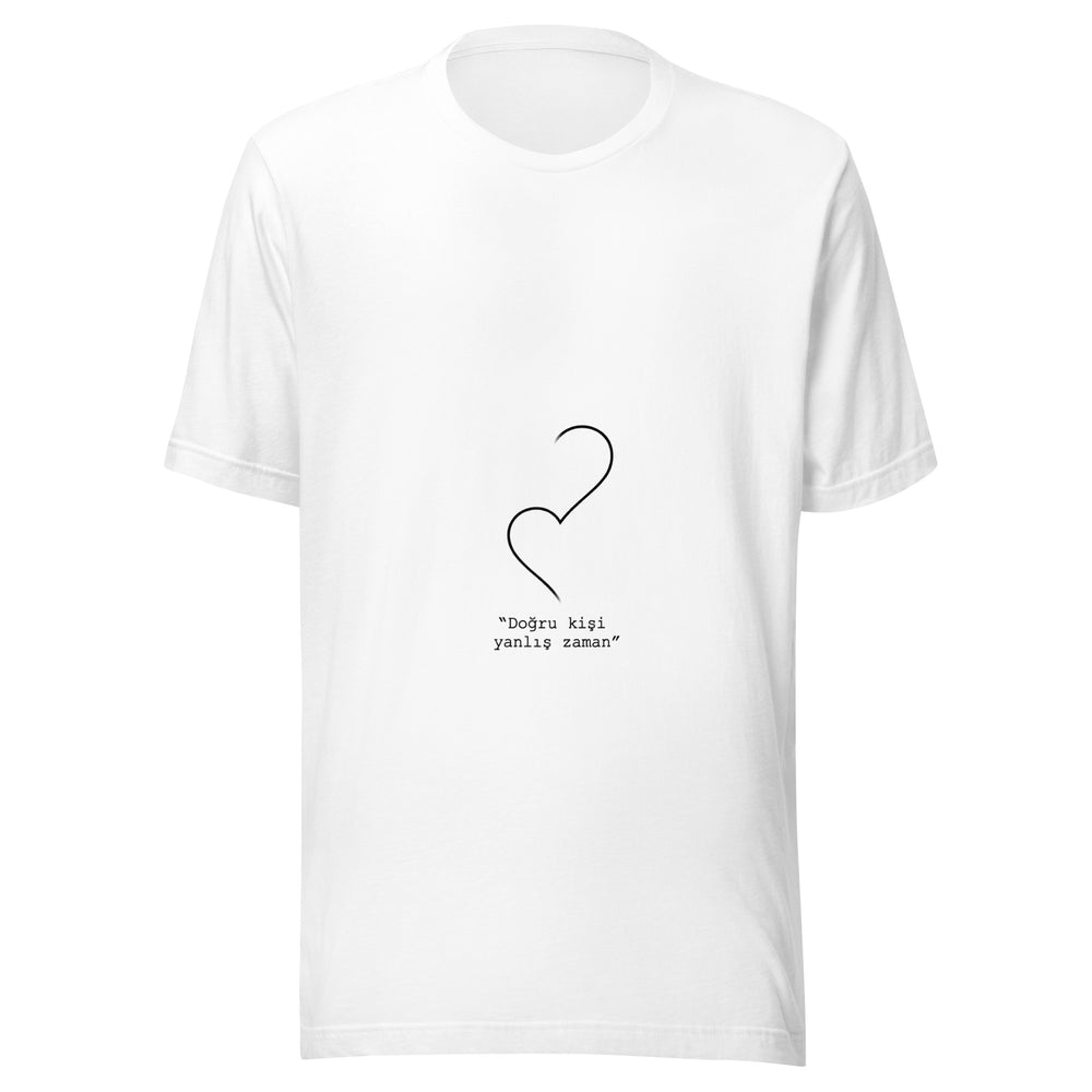 Maglietta unisex bianca vista di fronte. Due contorni di cuore aperti si incontrano sopra la frase turca «Doğru kişi, yanlış zaman», resa in italiano come «La persona giusta, il momento sbagliato». Mockup del capo completo.