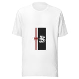 Maglietta unisex bianca vista di fronte. Una fascia con cinque croci rosse affianca un cavaliere che affronta un drago sul pannello scuro. Mockup del capo completo.