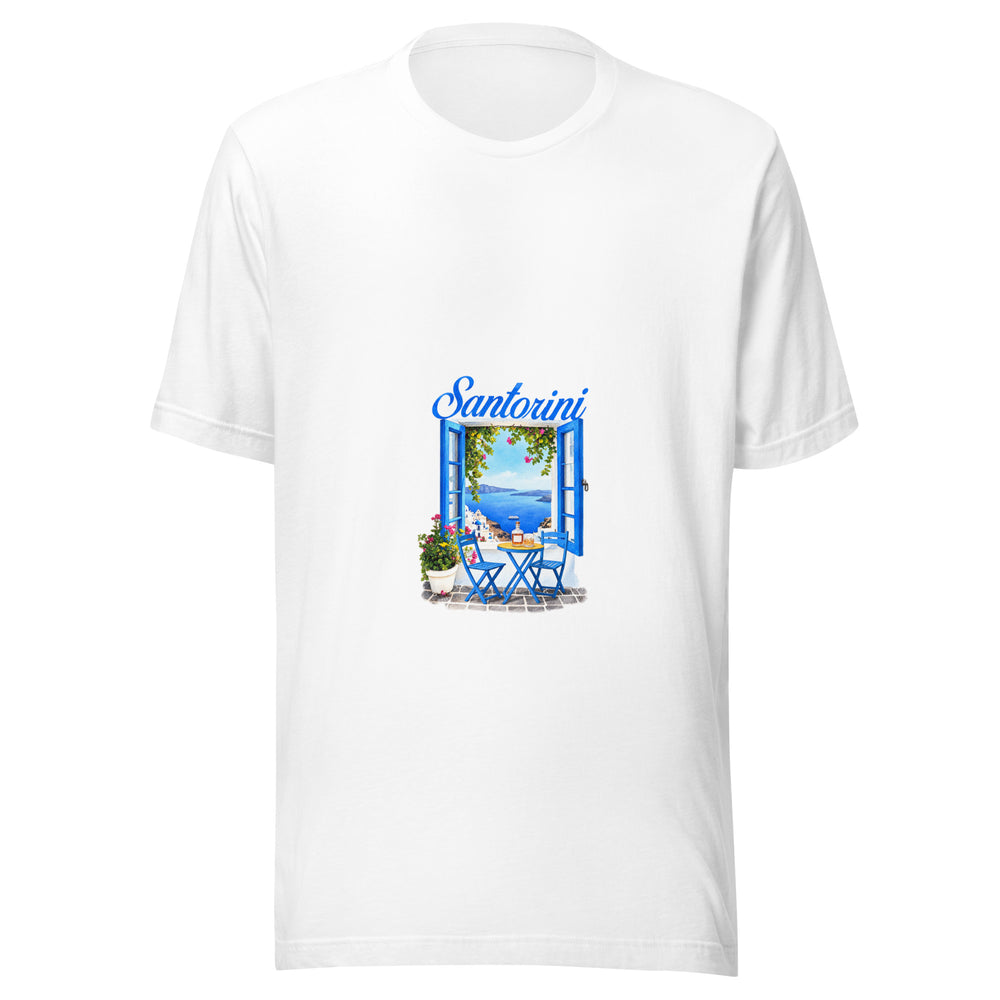 Maglietta unisex bianca vista di fronte. Una finestra blu si apre sul mare e sugli edifici bianchi; due sedie e un tavolino invitano a fermarsi davanti al paesaggio. Mockup del capo completo.