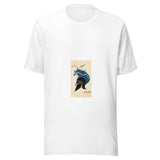 Maglietta unisex bianca vista di fronte. Una nave a vela attraversa onde blu che diventano il cimiero di un elmo nero. Mockup del capo completo.