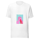 Maglietta unisex bianca vista di fronte. La torre Azadi vista dal basso, tinta di rosa, attraversa il nome TEHRAN ripetuto in ciano su fondo chiaro. Mockup del capo completo.