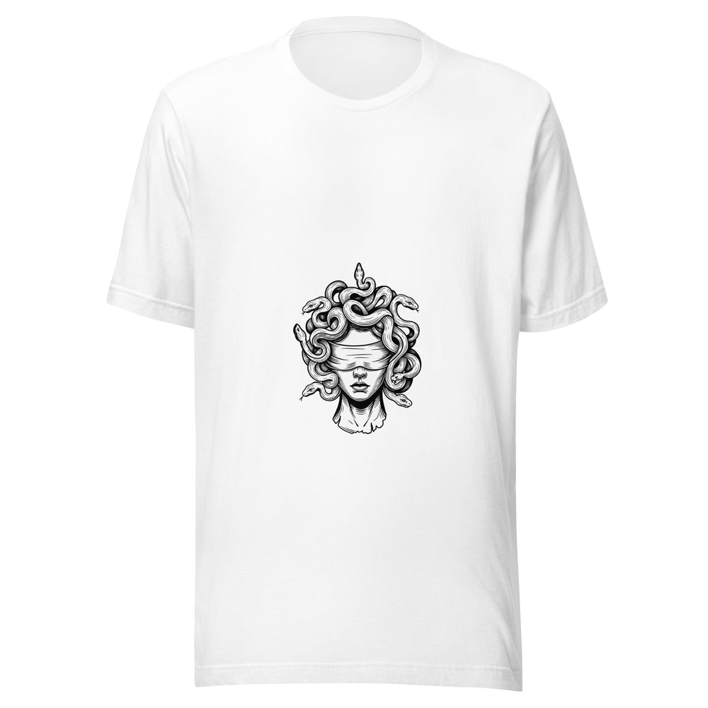 Maglietta unisex bianca vista di fronte. Una benda copre gli occhi di un volto circondato da serpenti intrecciati. Mockup del capo completo.