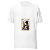 Maglietta unisex bianca vista di fronte. Un ritratto dai capelli lunghi occupa una cornice dentellata, tra piccoli uccelli azzurri e scritte viola. Mockup del capo completo.