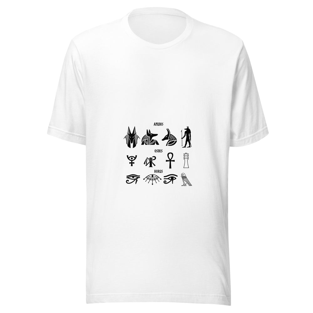 Maglietta unisex bianca vista di fronte. Tre file di quattro elementi accostano profili di sciacallo, una figura con bastone, occhi, ankh e un falco. Mockup del capo completo.
