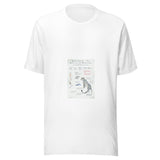Maglietta unisex bianca vista di fronte. Un leopardo delle nevi appare al centro di una tavola con mappa, animali della dieta, montagna e fantasma. Mockup del capo completo.