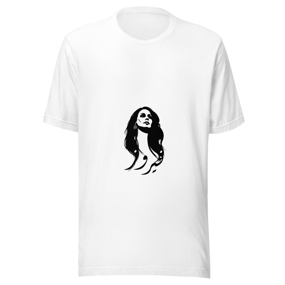 Maglietta unisex bianca vista di fronte. Il profilo del volto e i capelli si intrecciano con grandi lettere arabe in una grafica nera. Mockup del capo completo.