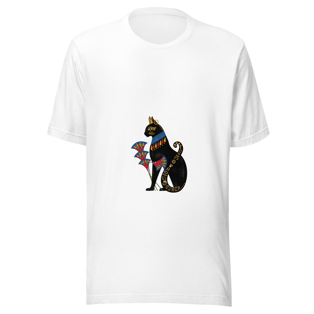 Maglietta unisex bianca vista di fronte. Un gatto nero di profilo siede accanto a fiori stilizzati. Mockup del capo completo.
