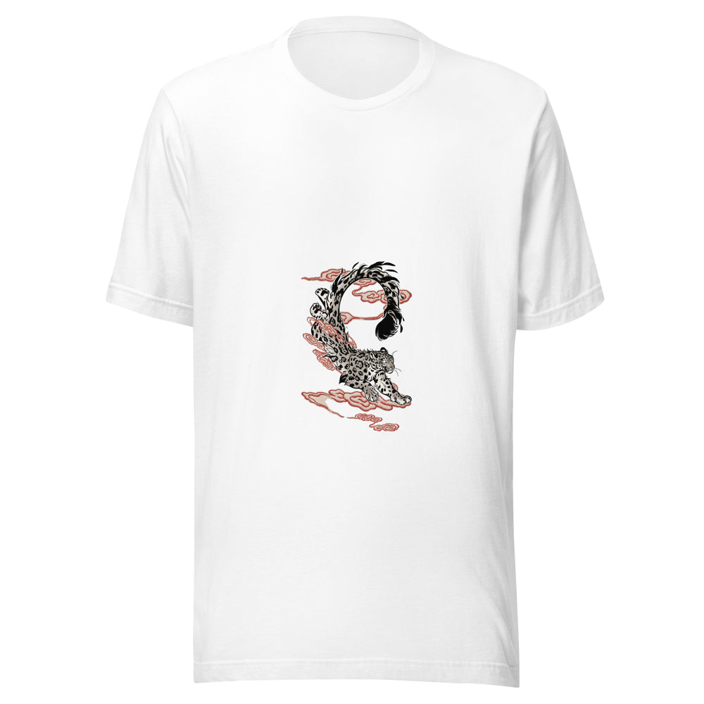 Maglietta unisex bianca vista di fronte. Un leopardo stilizzato scende fra nuvole rosse, con la coda raccolta in un grande arco. Mockup del capo completo.
