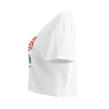 Crop top bianco, vista laterale sinistra con stampa More Pasta Less Drama sul fronte