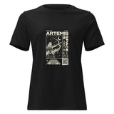 T-shirt donna morbida nera vista di fronte, con Artemide arciera, stelle, luna, scritte color avorio e QR