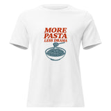 T-shirt donna morbida bianca vista di fronte, con scritta arancione More Pasta Less Drama e ciotola petrolio di spaghetti sollevati da una forchetta
